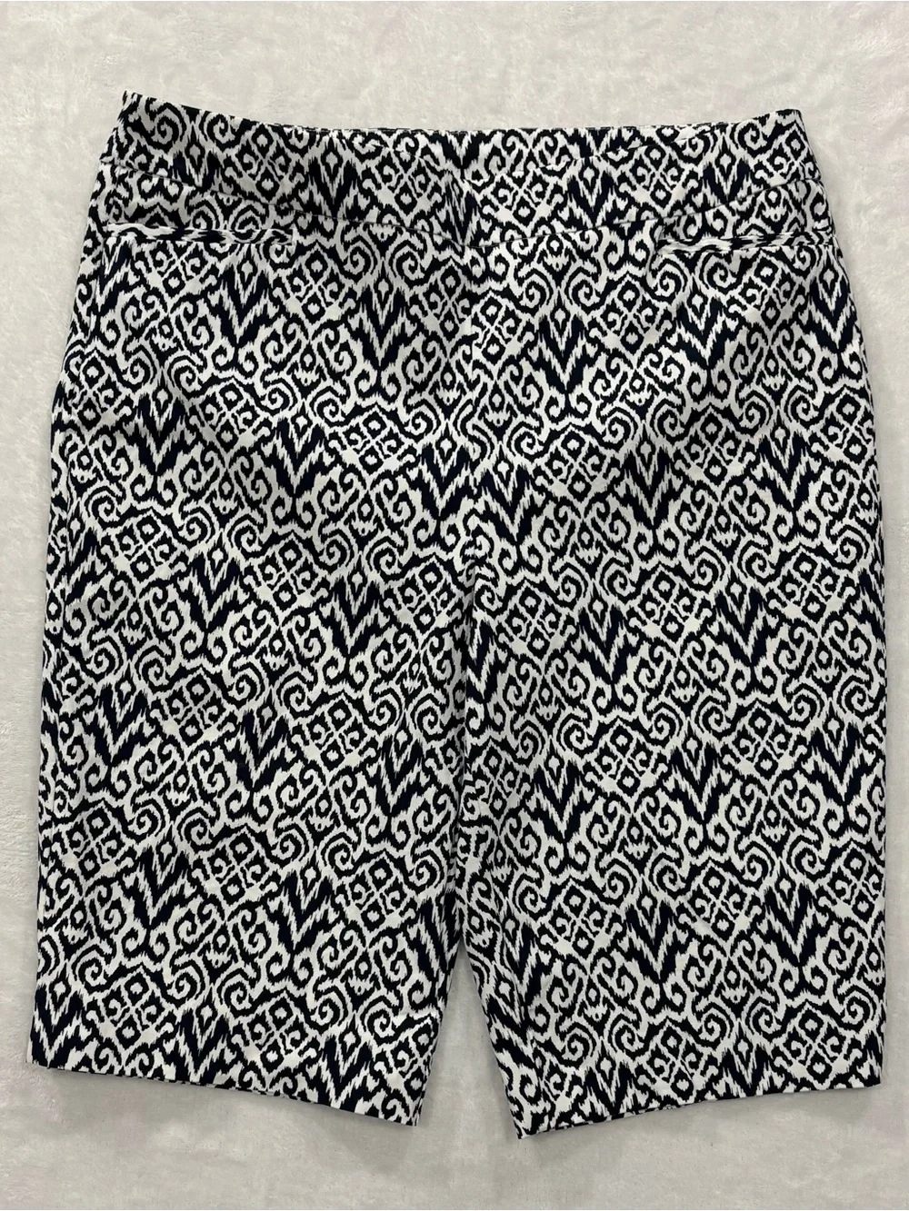 Chico’s Black & White Geometric Stretch Bermuda Shorts Size 2.5 = Women’s L/14